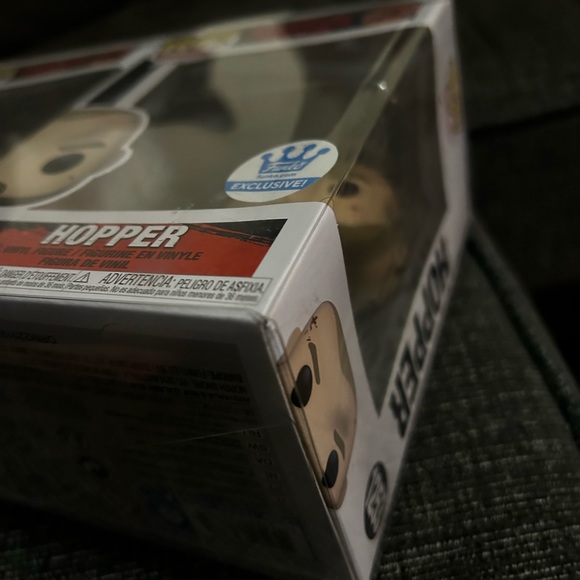 Joyce and Hopper 2 Pack exclusive Funko Pop Lot + Protector - Picture 7 of 10